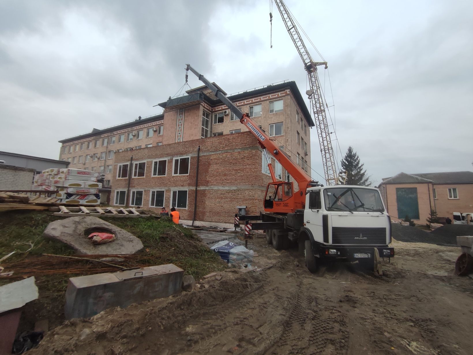 Послуги автокранів 25 тонн 28 метрів Волинська область є люлька