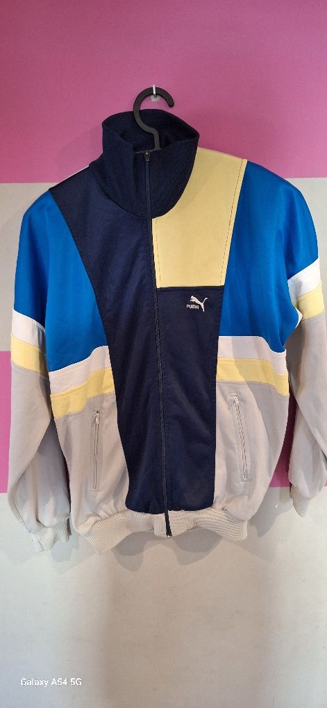 Zestaw bluz sportowych.