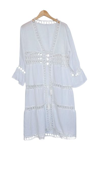 Biała letnia narzutka z ażurowym wzorem w stylu boho