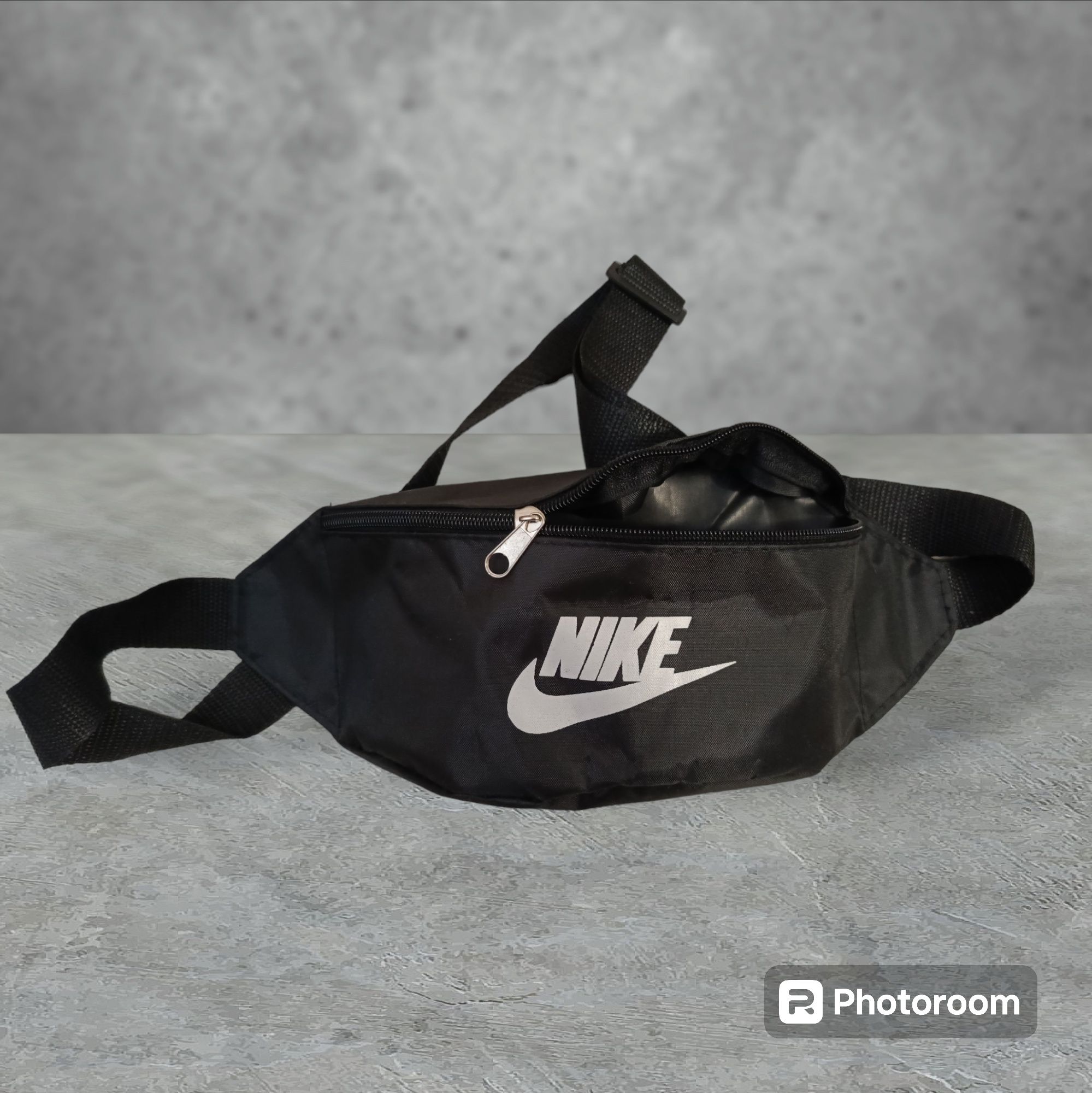 Поясна сумка бананка Nike чорна з білим логотипом, Розпродаж