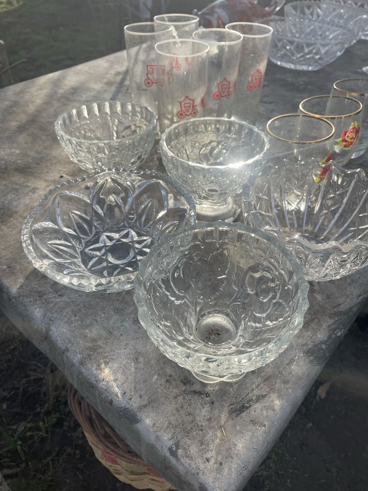 стеклянные салатницы и стаканы