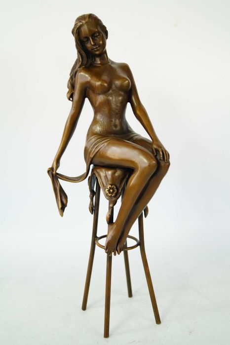 Kobieta siedząca na krześle zmysłowa figura z brązu rzeźba