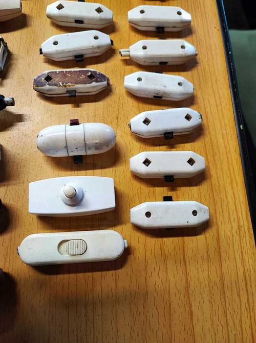 Bakelitowy wyłącznik,pstryczek elektryczek,cena za 1 szt.