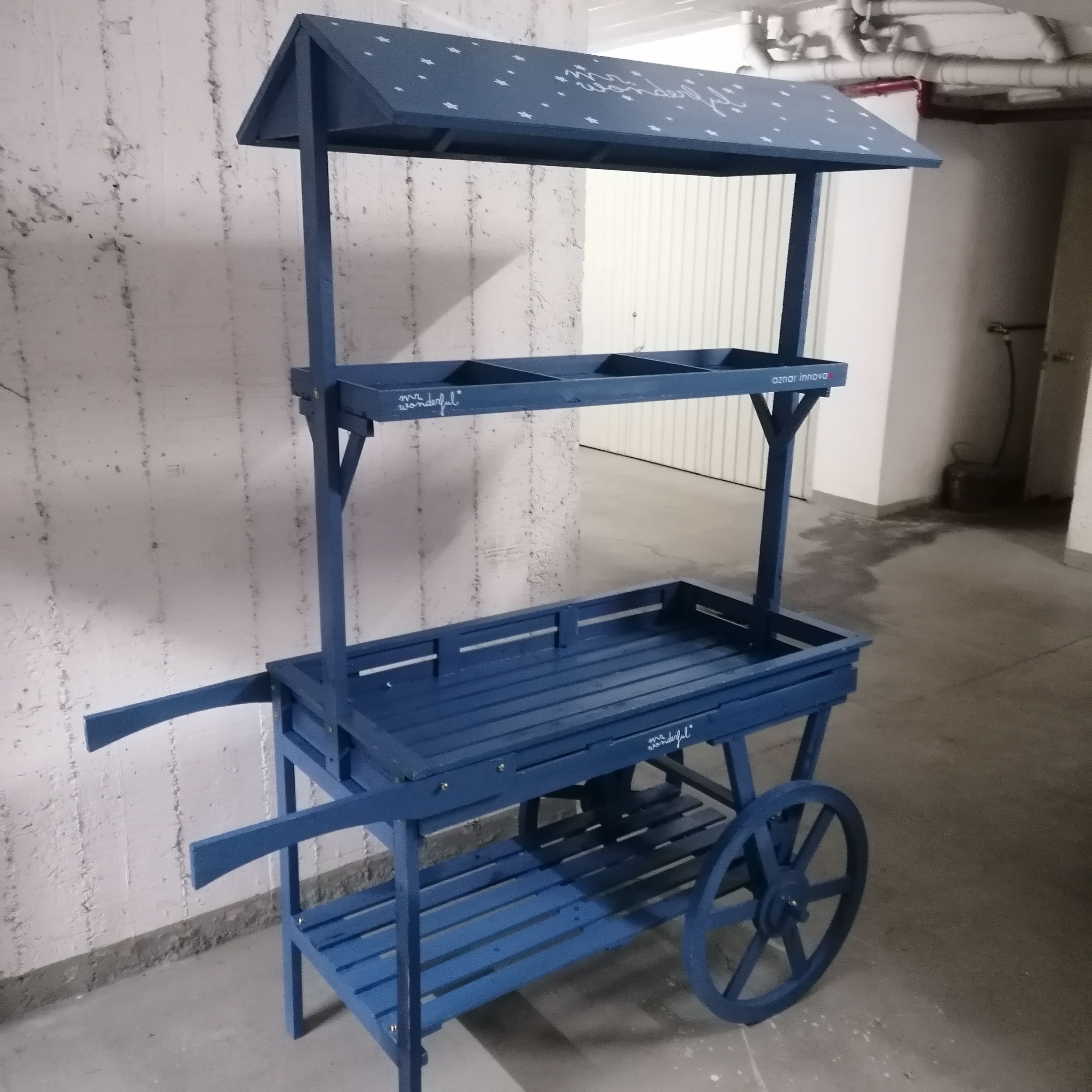 Carrinho de exposição de madeira
