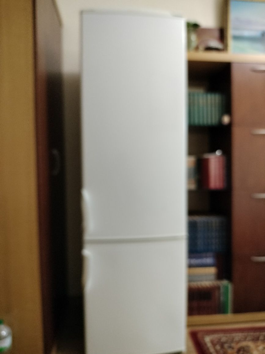 Холодильник двохкамерний Gorenje.