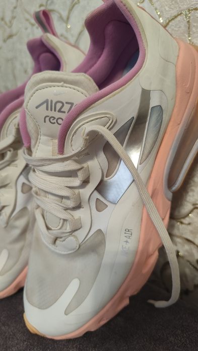 Це кросівки Nike Air Max 270 React