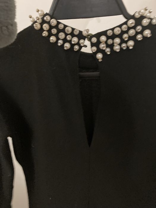 Чорна коктельна сукня з перлинами
