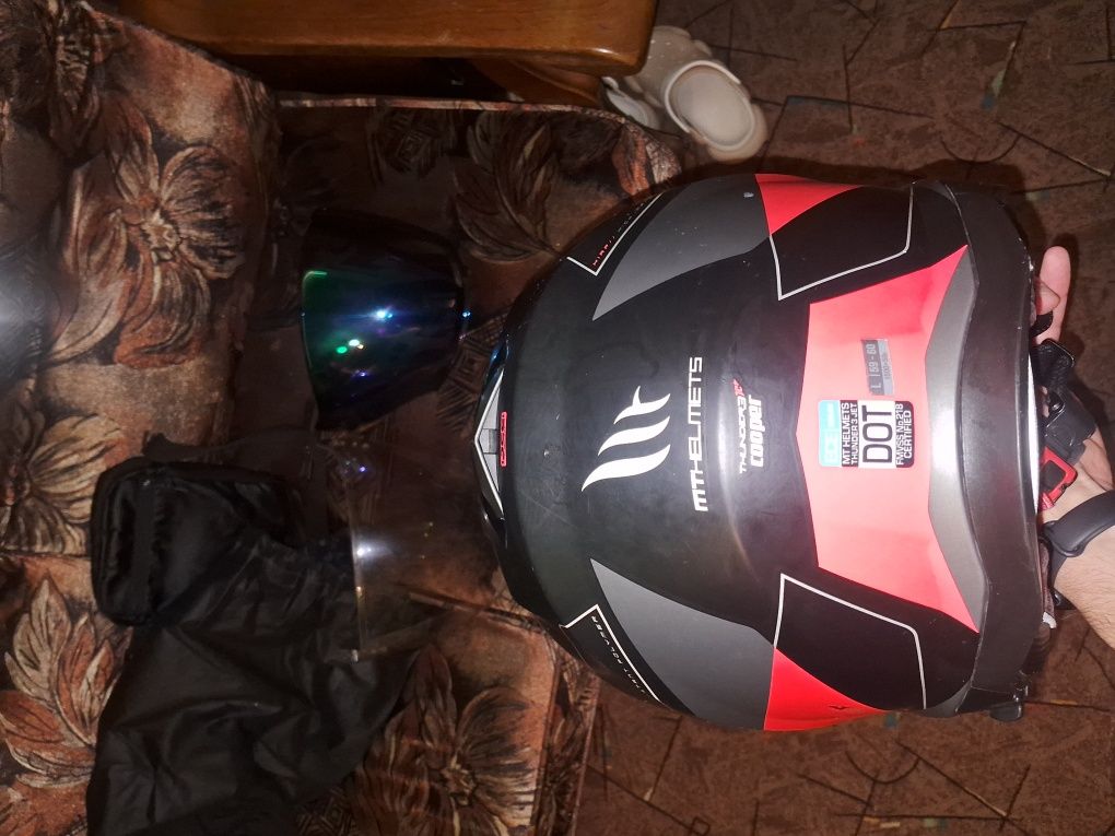 Шлем MT Helmets .
