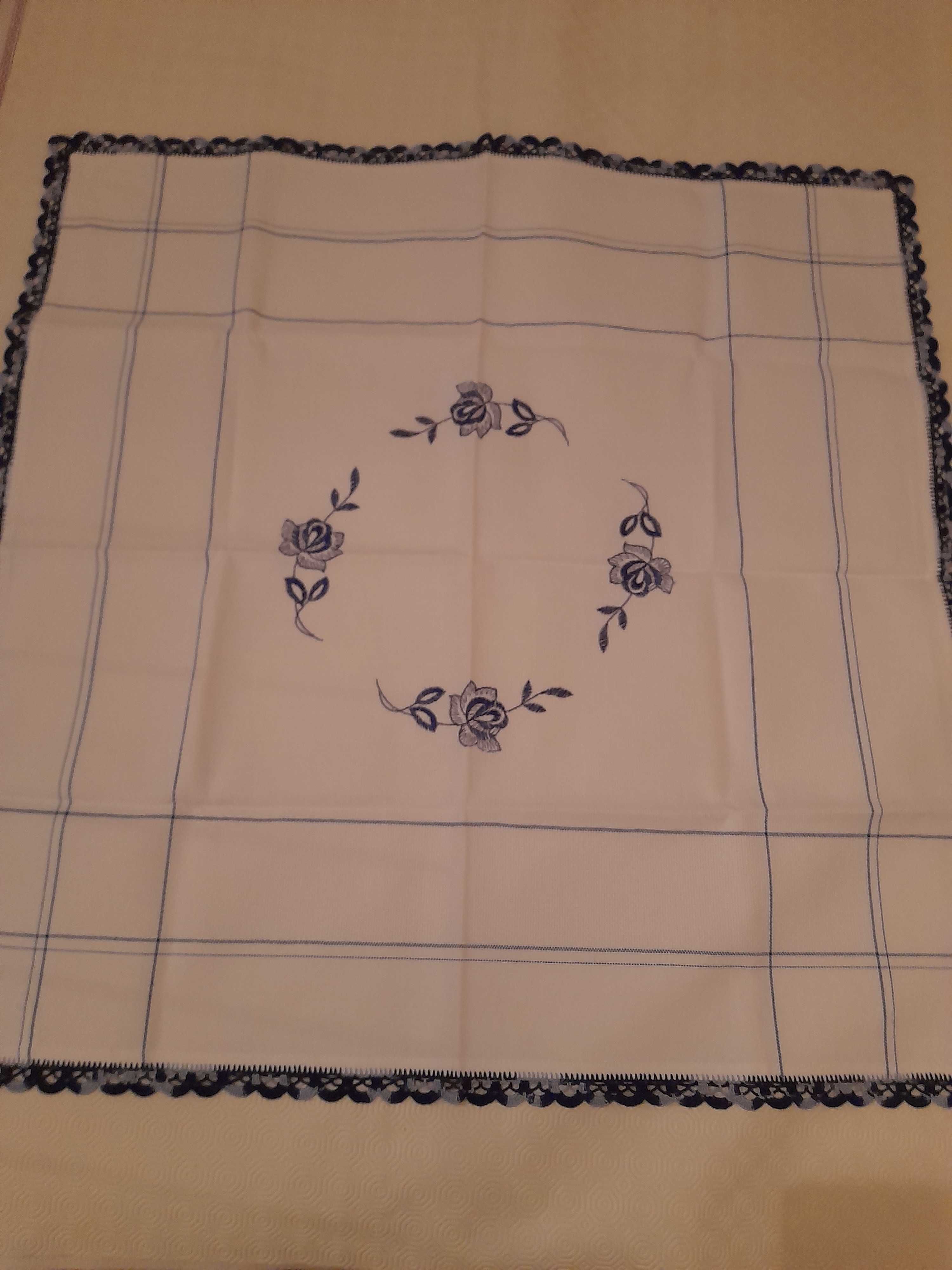 Toalha de mesa nova bordada e com picot em crochet