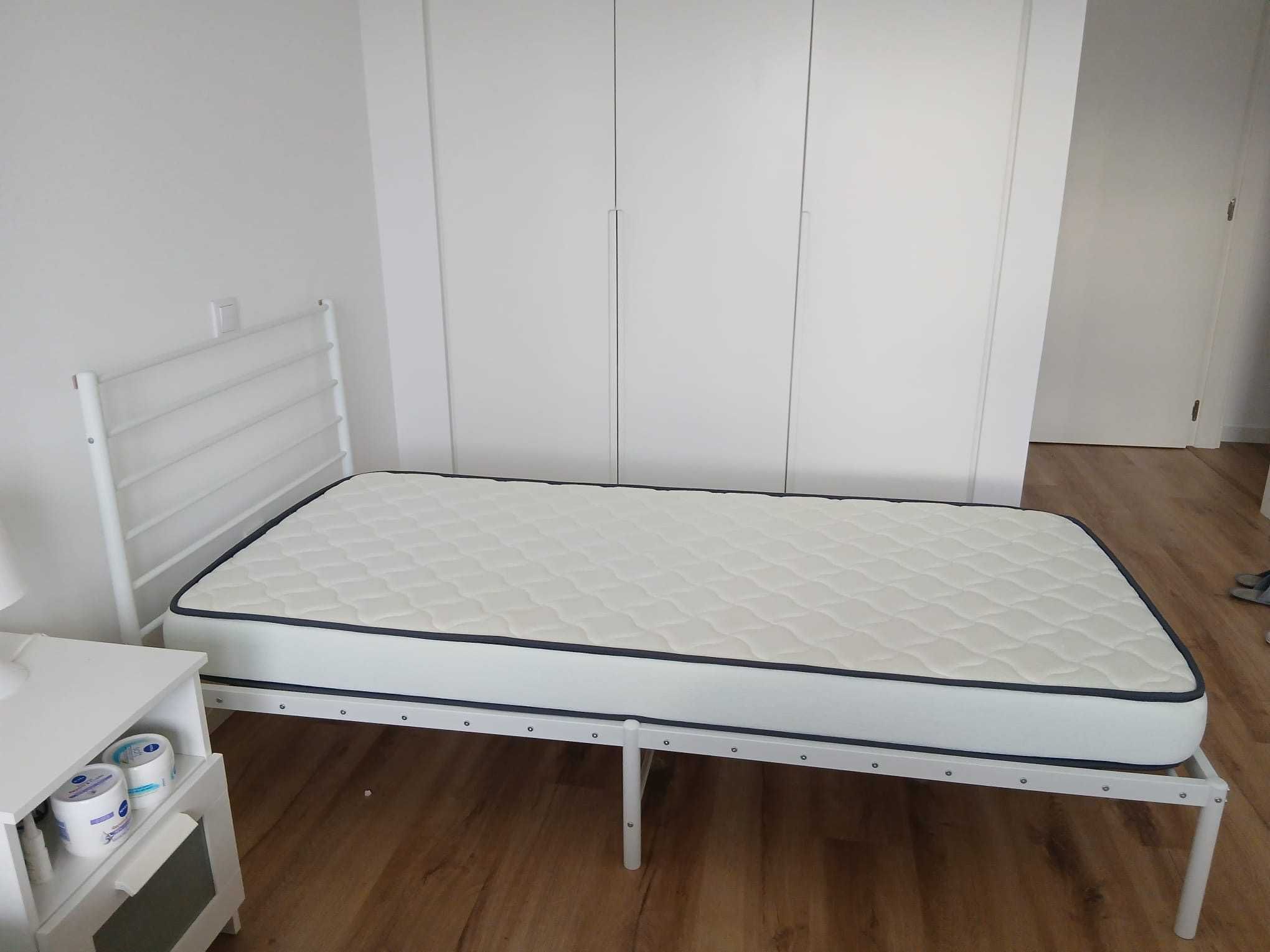 Cama de solteiro com colchão.