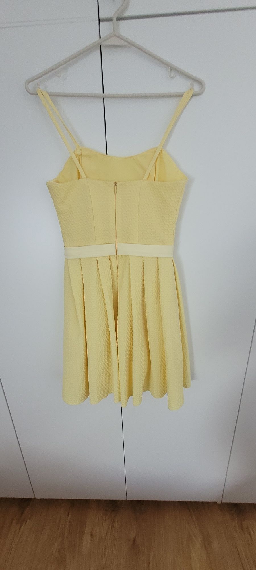 Żółta rozkloszowana sukienka