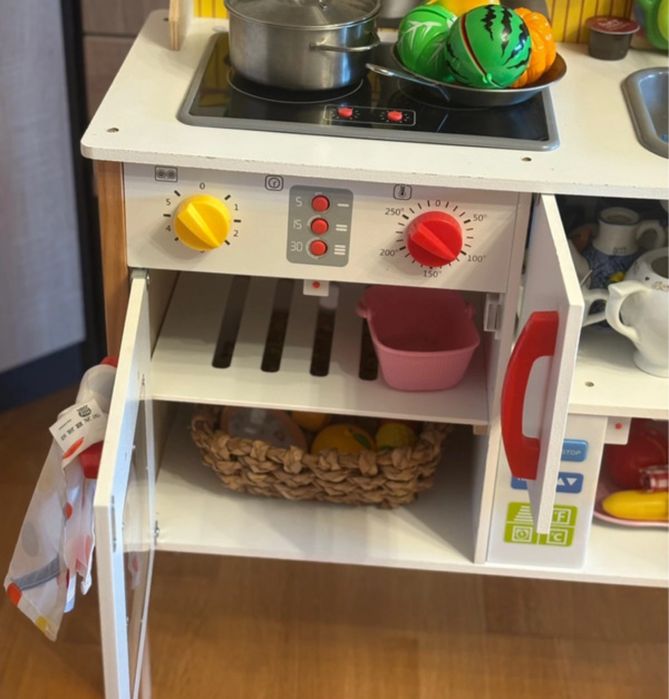 Duża kuchnia drewniana wraz z wyposażeniem dla dziewczynki do zabawy