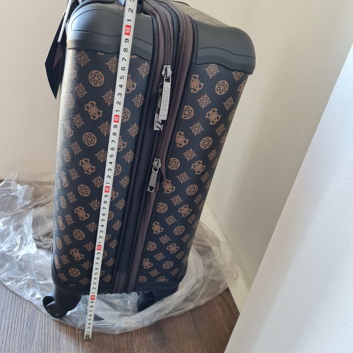 Guess walizka wilder travel 18 in 35L torba podróżna logowana logo brą