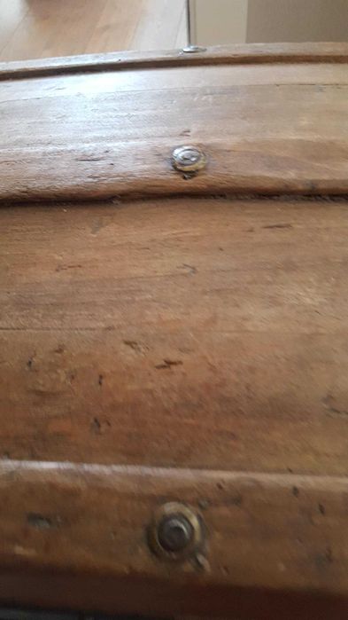 Kufer z półokrągłym wiekiem i okuciami