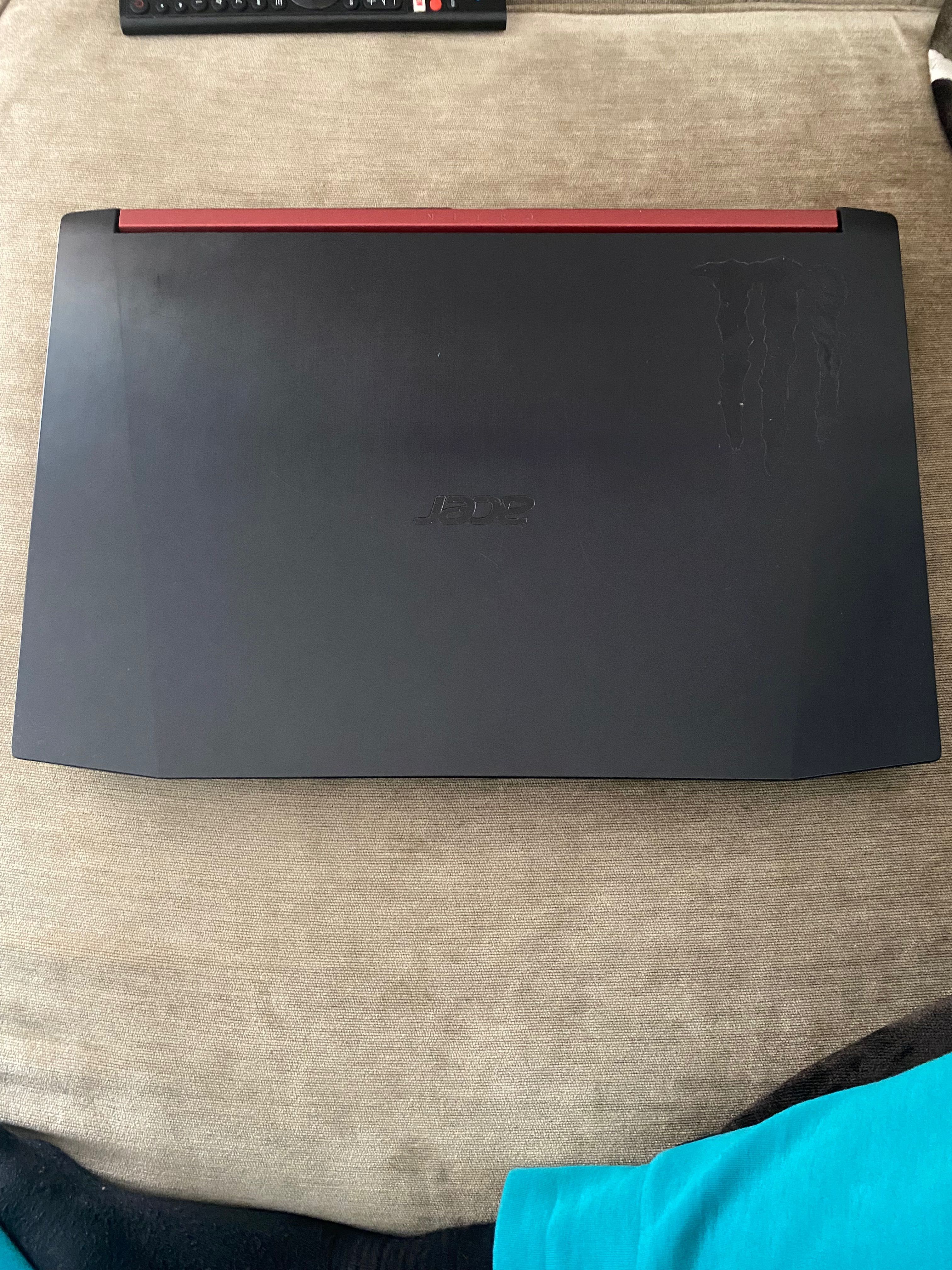 Dzień dobry sprzedaję laptopa delikatnie porysowany