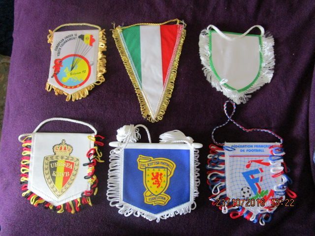 Conjunto de 6 pequenos galhardetes de equipas Estrangeiras