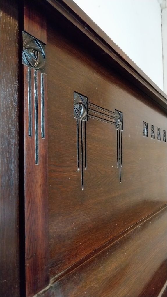 Piano acústico vertical Perzina vintage em estilo Art Deco