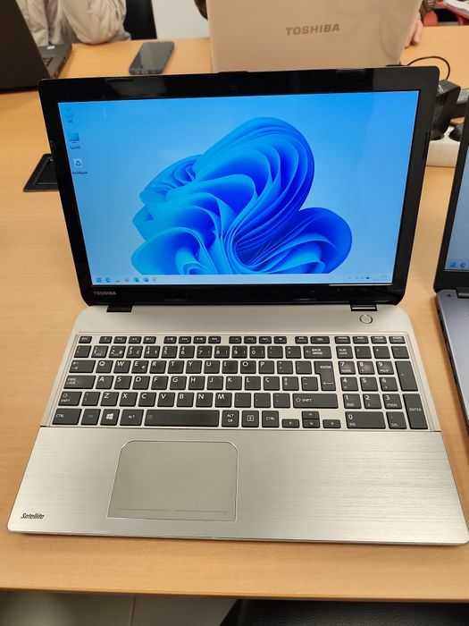 Portátil Toshiba impecável com 8gb RAM e 240gb SSD novo