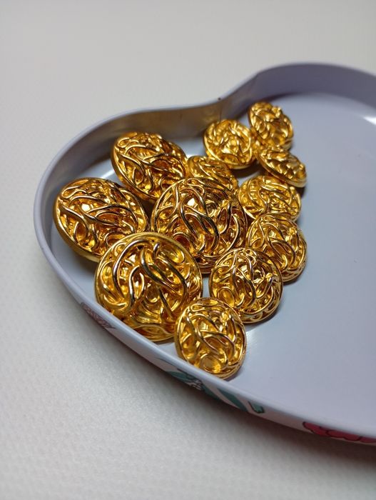 Пуговицы золотого цвета, на ножке (пластик) 12 шт. Б/у