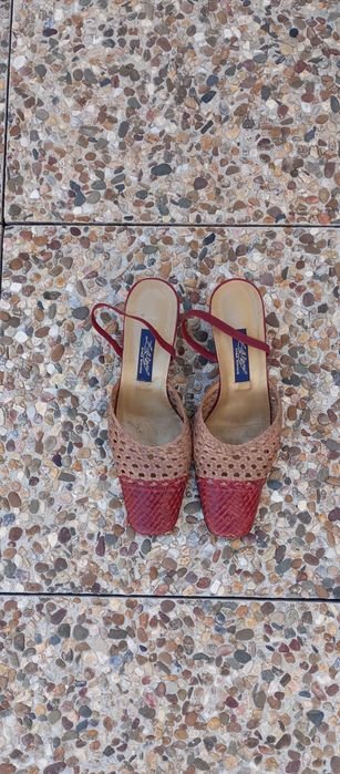 Sapato/sandália clássica beje e bordeaux tipo renda