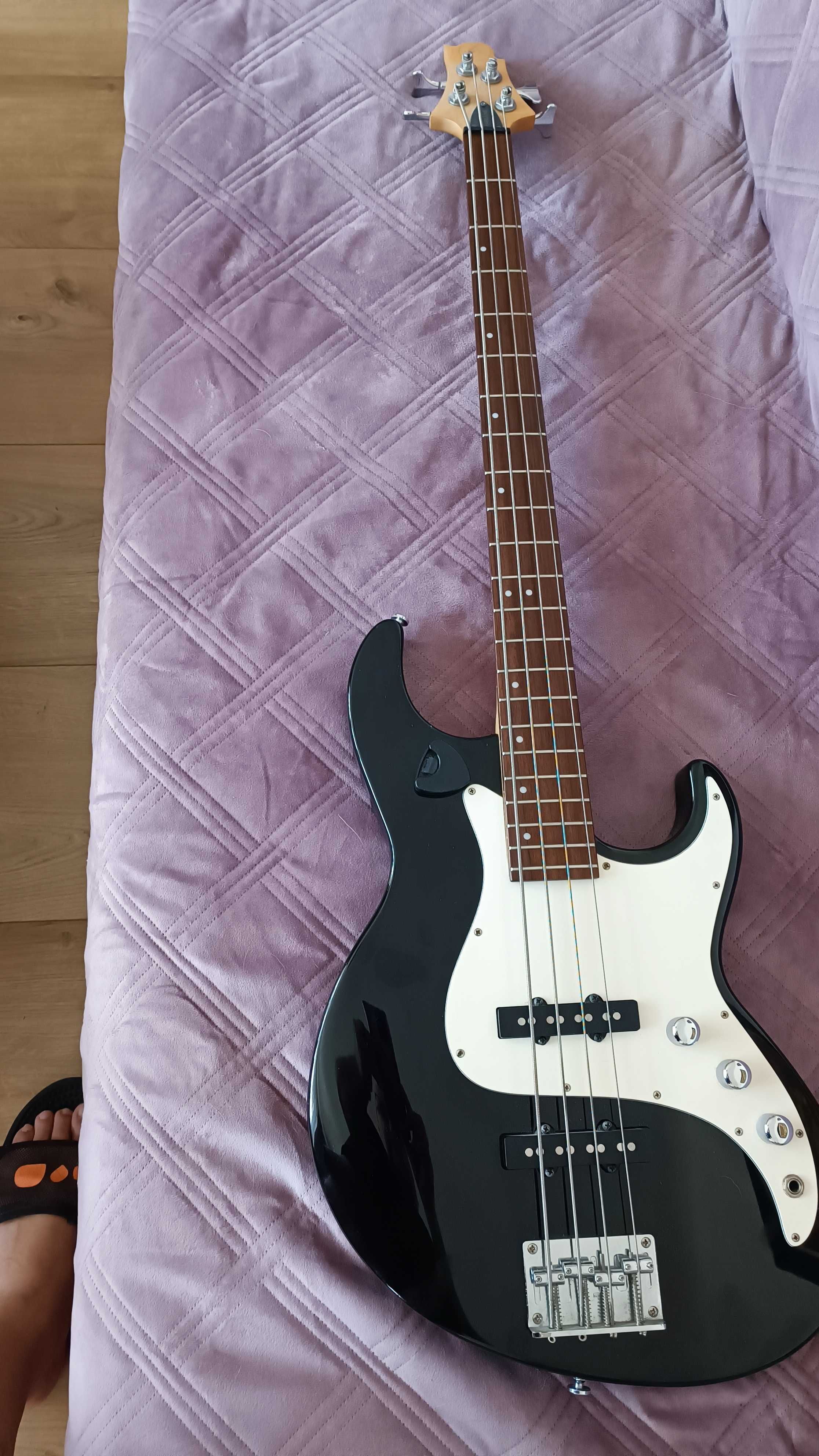 Sprzedam gitarę basową firmy Samick Fairlane Bass-Grega Benneta fn4