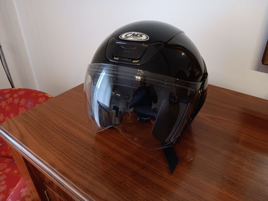 Conjunto de dois capacetes de mota