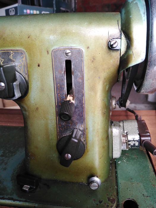Máquina de custura eléctrica marca Husqvarna