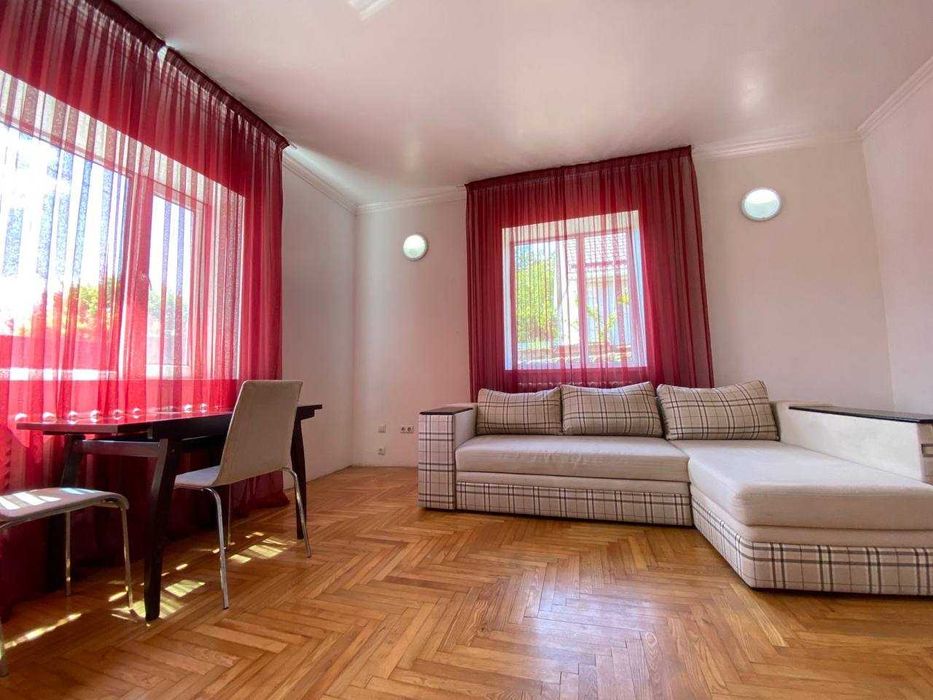 Продаж будинку в центрі міста біля річки!