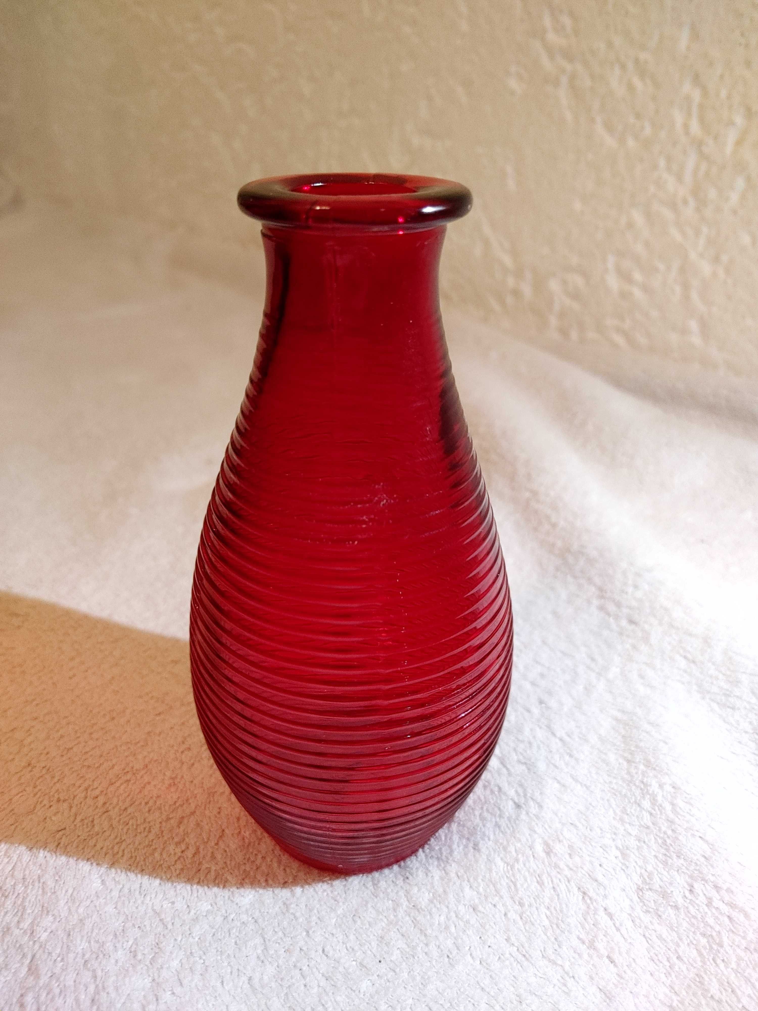 Piekny czerwony wazonik prażkowany 14cmx6cm