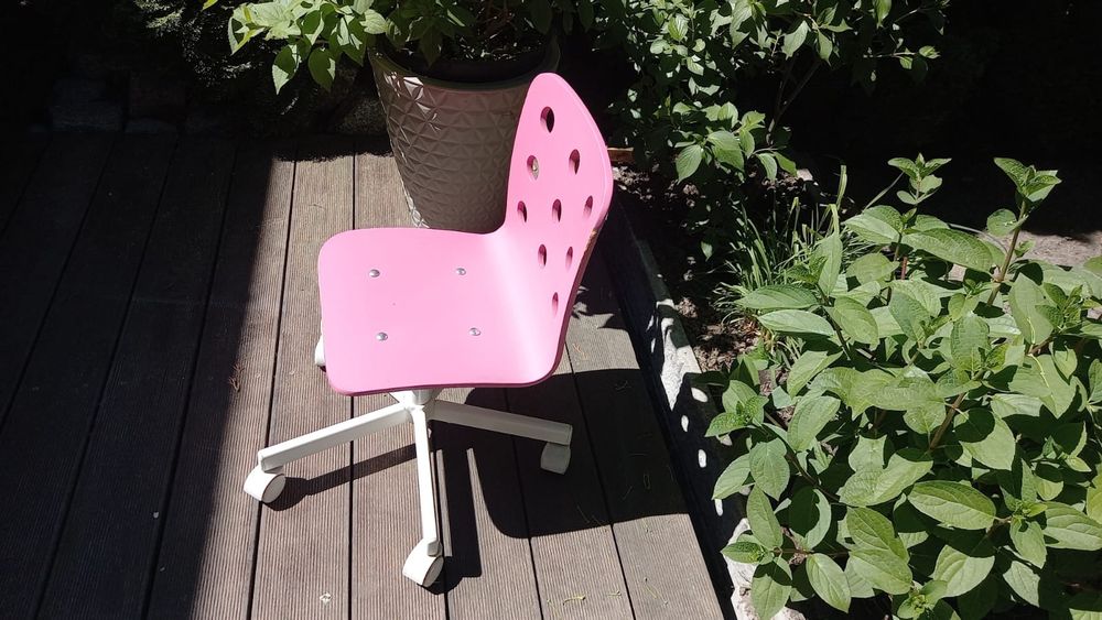 Różowe krzesło dziecięce IKEA obrotowe