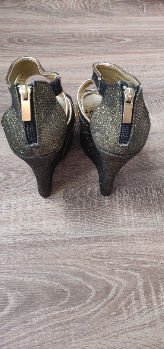 Buty wysoka koturna. Piękne. Rozmiar 38
