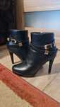 Buty Vinceza z ozdobną złotą klamrą