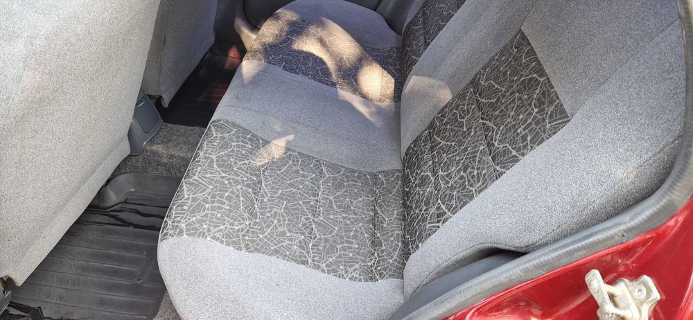 Деу Ланос 1.5 червоний