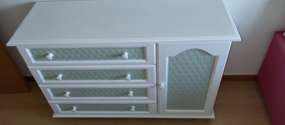 Móvel com Porta e 4 Gavetas para Quarto de Bebé