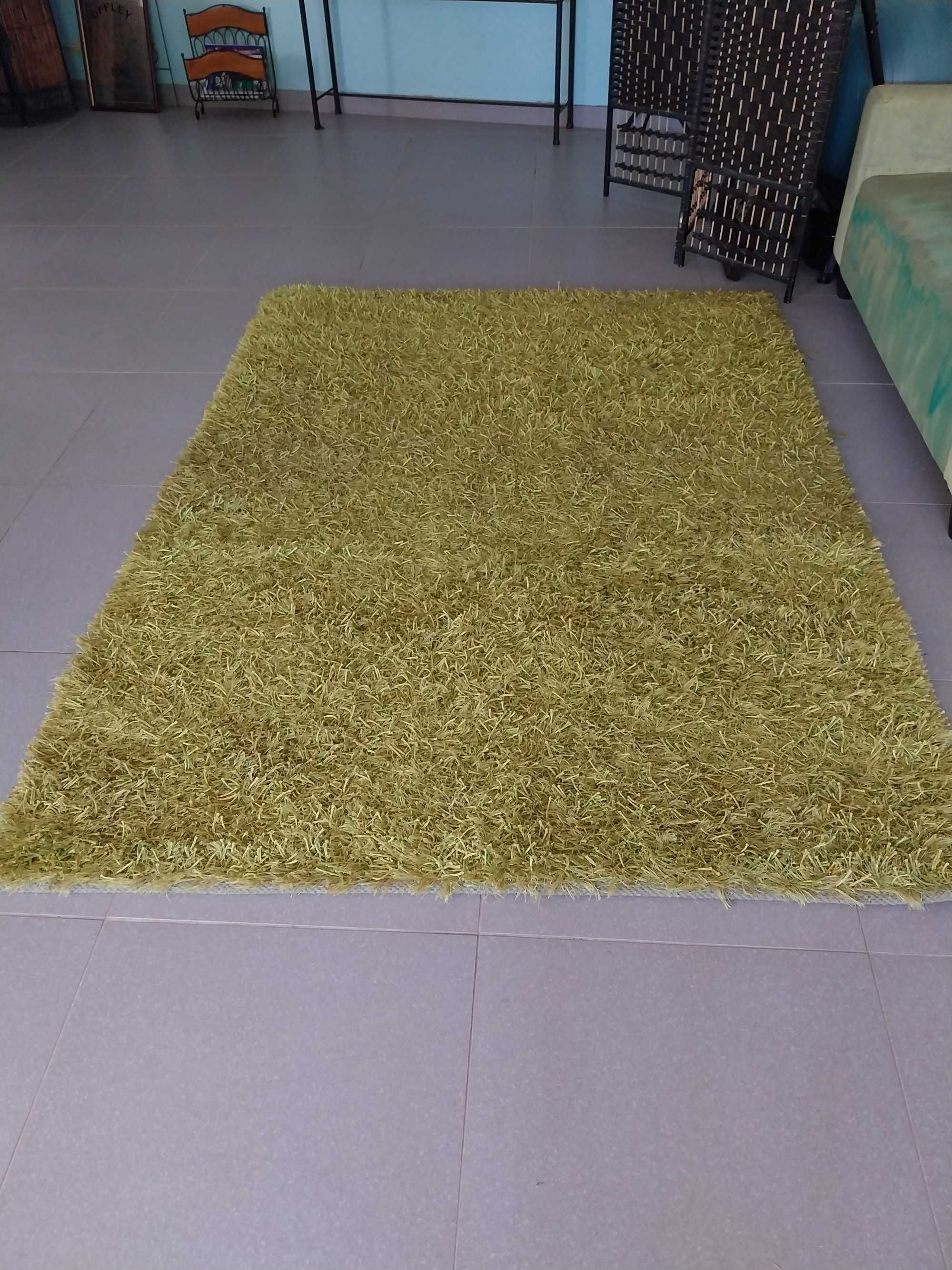 Carpete verde com 1,60 mts x 2,30 mts