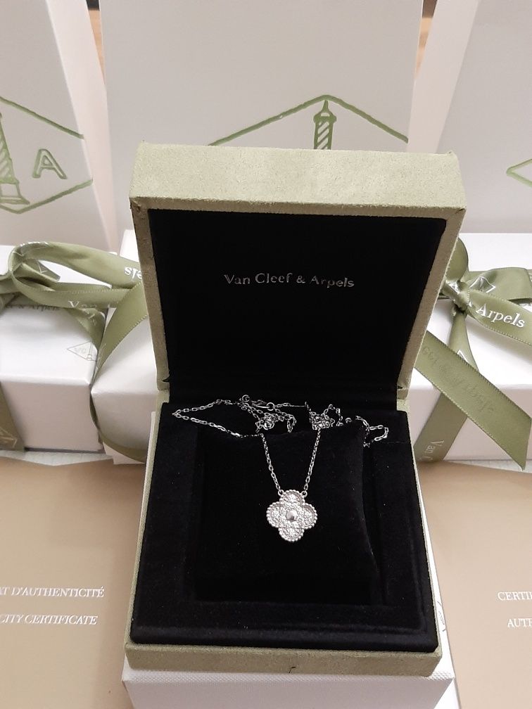 Золотое колье с бриллиантами Van CLEEF