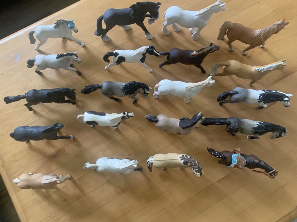 Sprzedam zestaw figurek koników Schleich