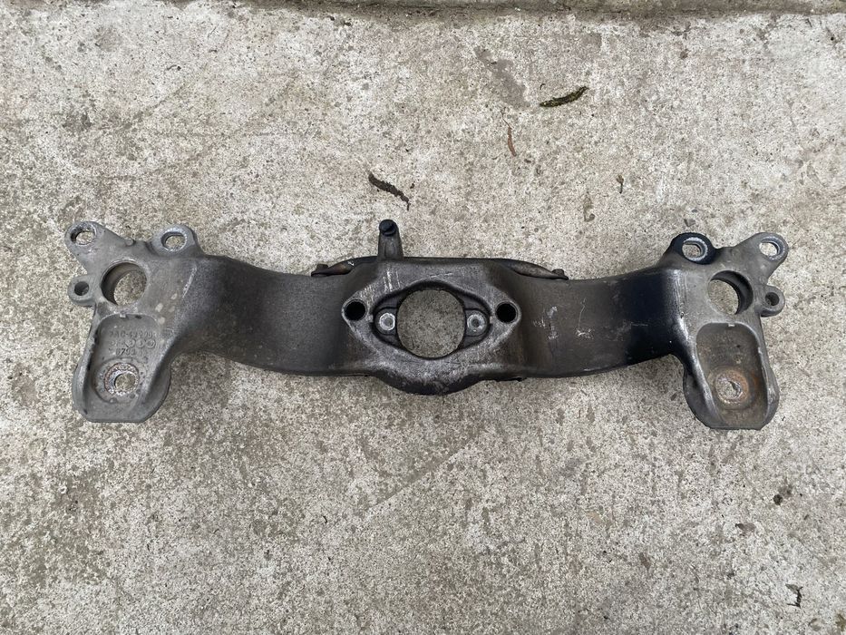 Łapa wspornik skrzyni biegow audi a4 b6