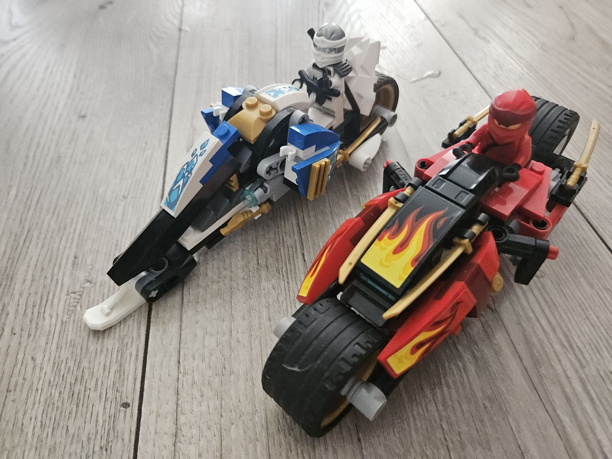 Lego Ninjago Skuter śnieżny Zane'a i motocykl Kaia + figurki