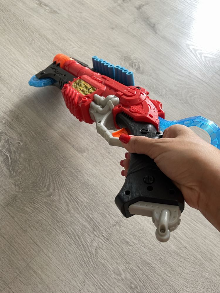 Pistolet Nerf i 43 naboje