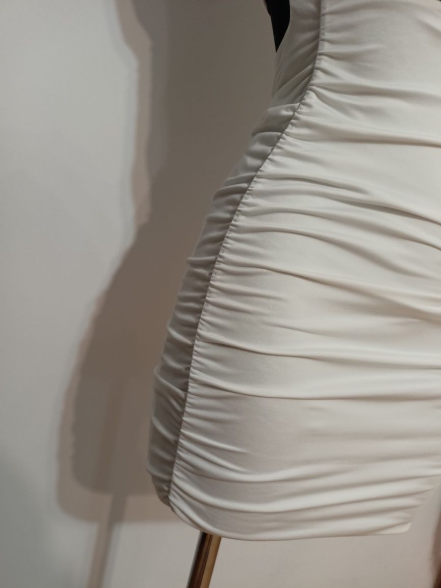 Biała marszczona asymetryczna sukienka