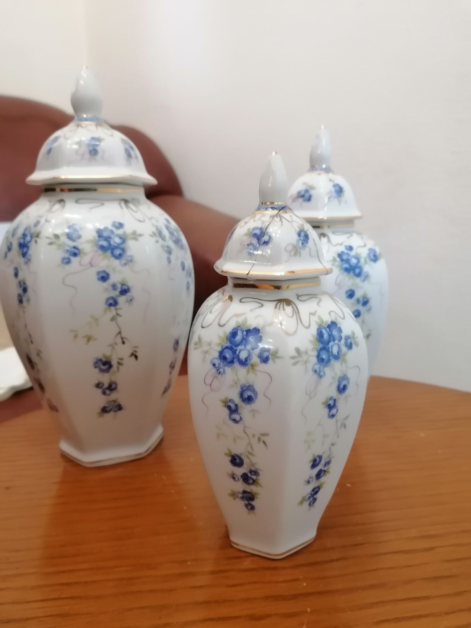 Jarrões de porcelana pintados à mão