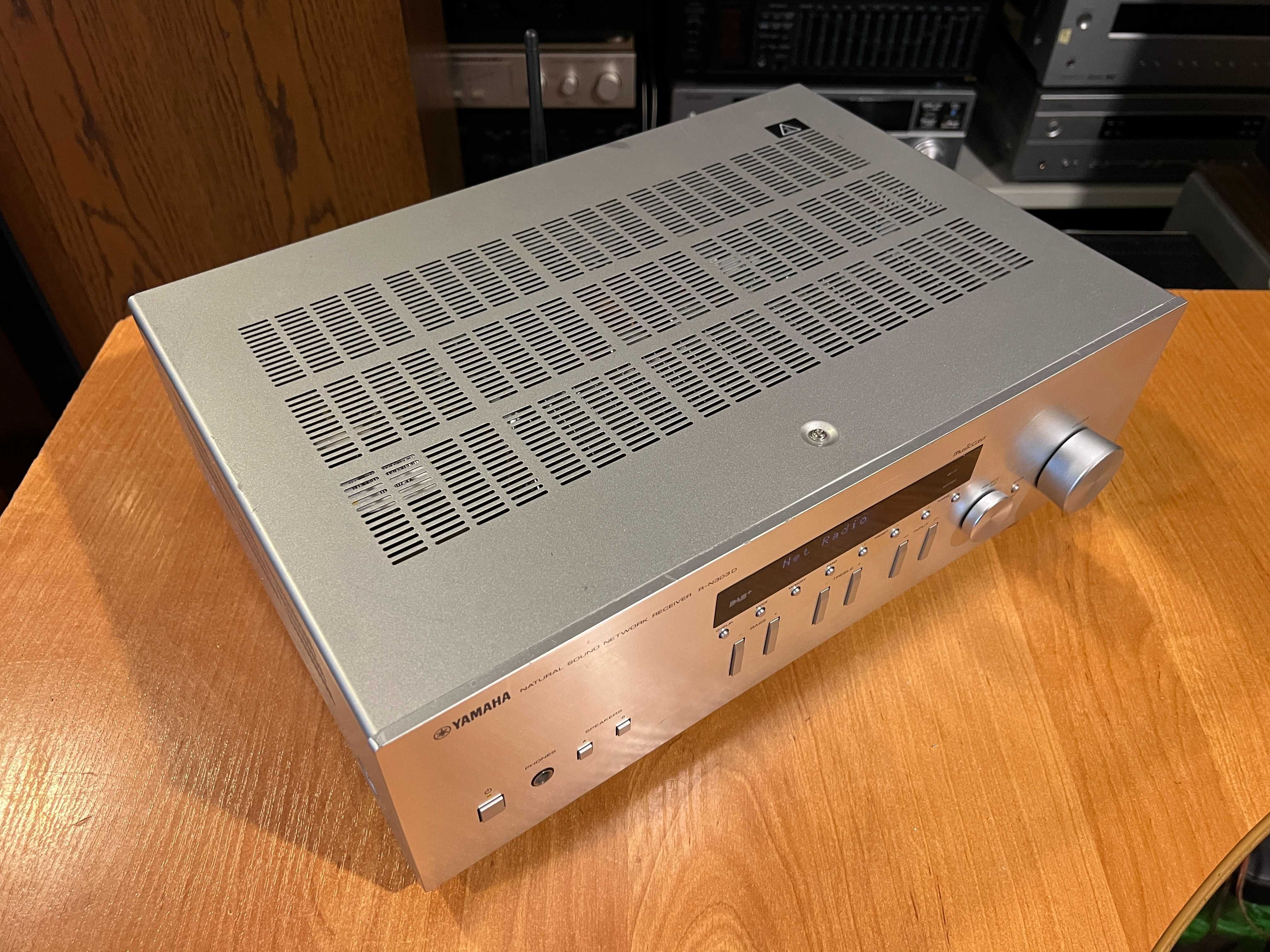 Amplituner stereo Yamaha R-N303D Audio Room
