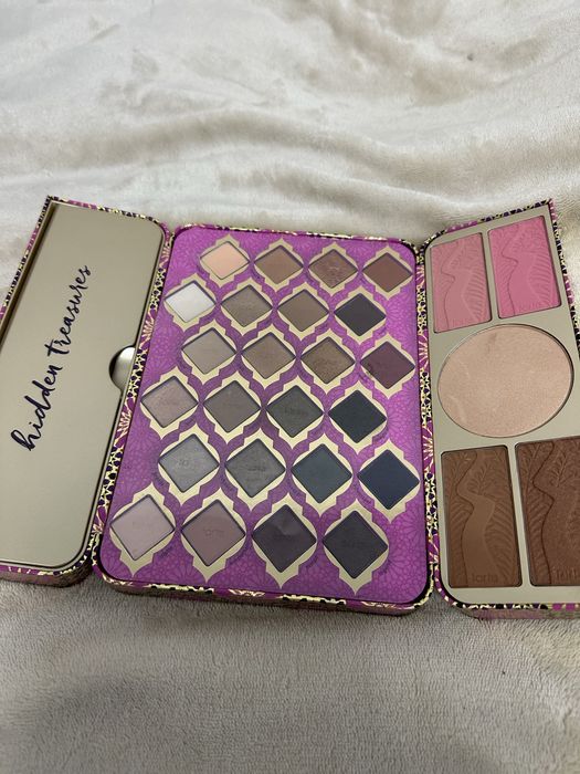 Набір косметики, тінів, туш, помада та румʼянп