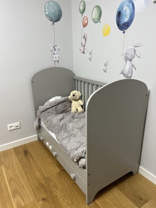 Łóżeczko dziecięce z materacem 120 x 60 cm grubości 10cm z szufladami.