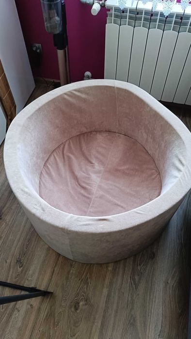 Suchy basen z piłkami