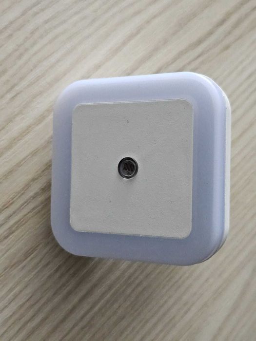 Lampka nocna LED z czujnikiem światła, zasilanie sieciowe, do gniazdka