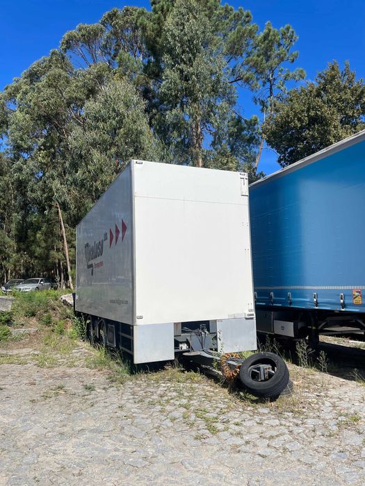 Reboque isotérmico com plataforma Dhollandia – Bom estado
