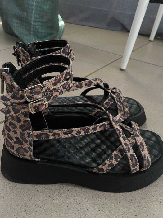 Босоніжки на платформі