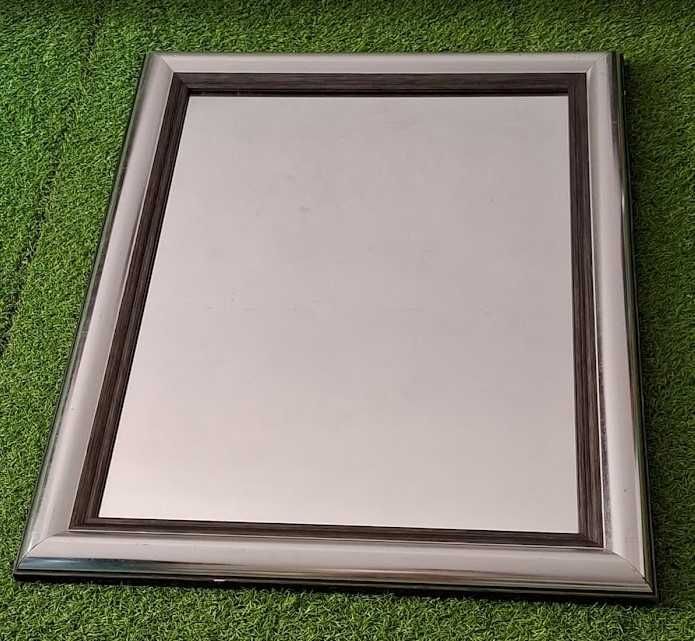 Espelho retangular com moldura prateada – 80 x 63 cm